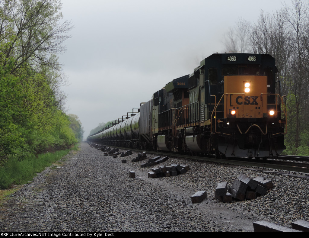 CSX 4063 in the rain 